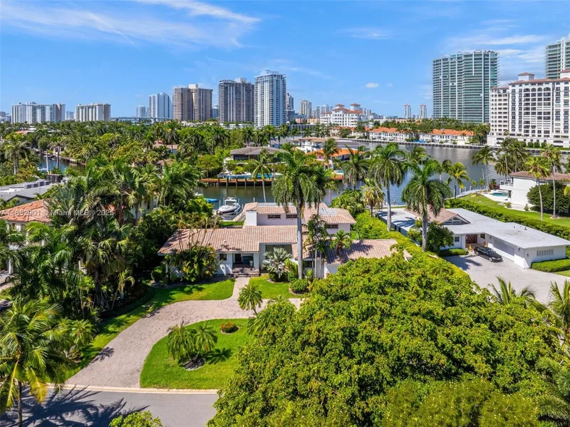 268 S Parkway, Golden Beach, Florida, United States. - Photo 23