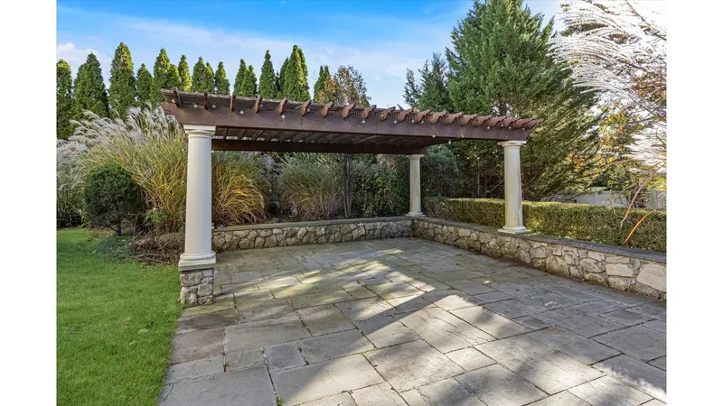 135 Elmwood Drive, Huntington Station, New York, United States. - Photo 20