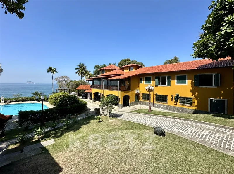 Exceptional manor house with sea view