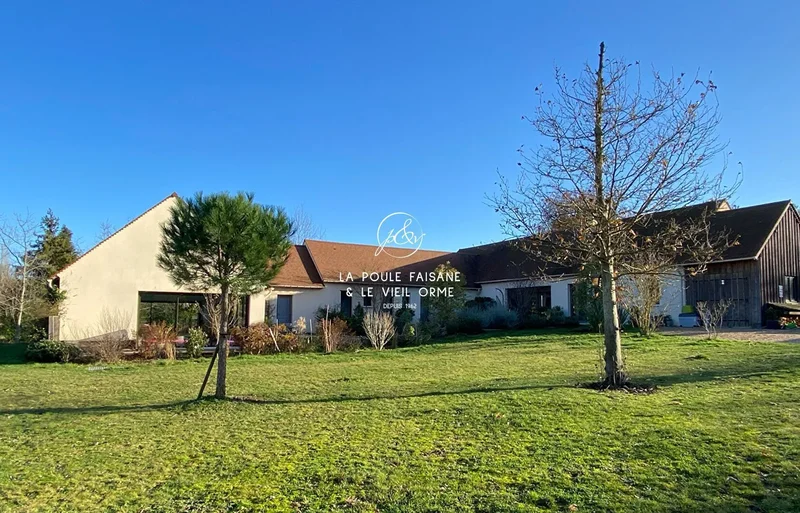 SALE OF A CONTEMPORARY SINGLE-STOREY PROPERTY NEAR MONTFORT