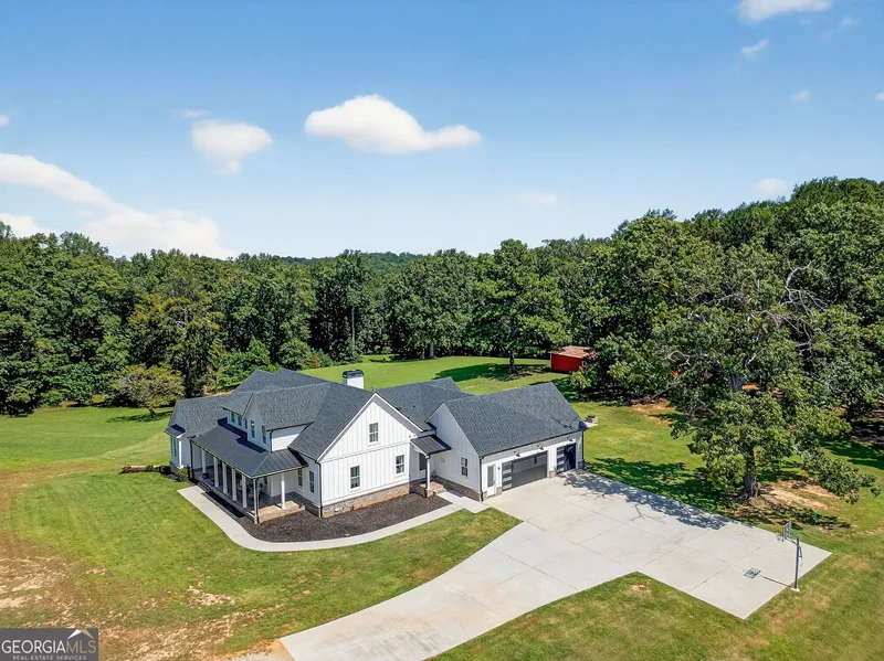 Single Family Residence in Flowery Branch