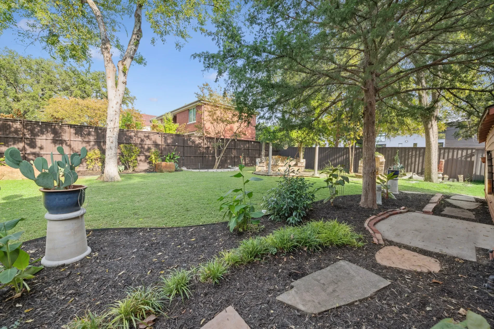 Exterior photo 6