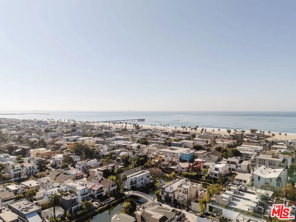 302 S Venice Boulevard, Los Angeles, California, United States. - Photo 6