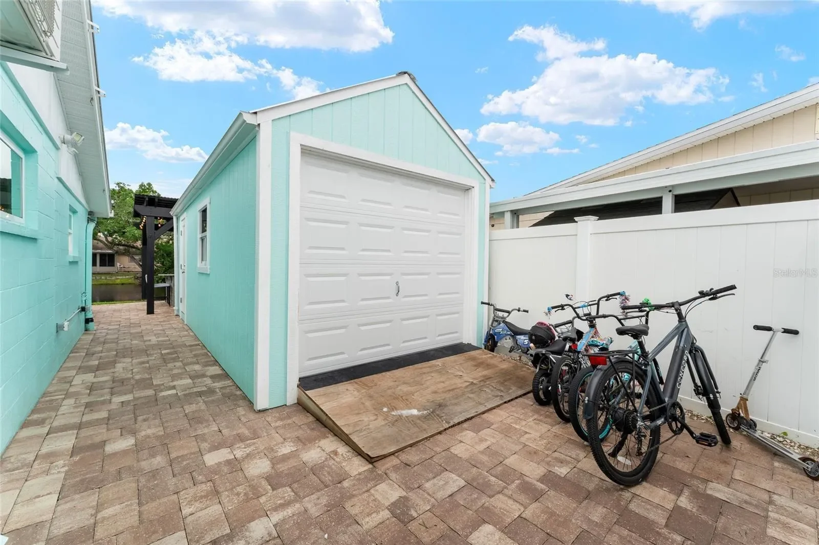 Exterior photo 8