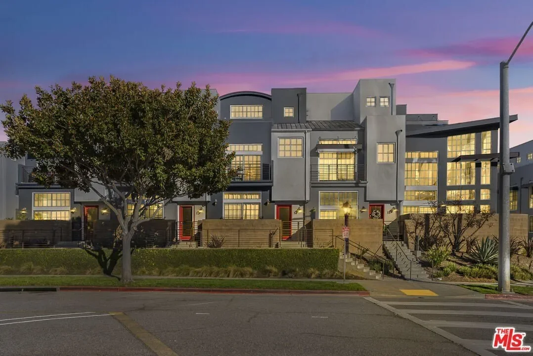 Exterior photo 1