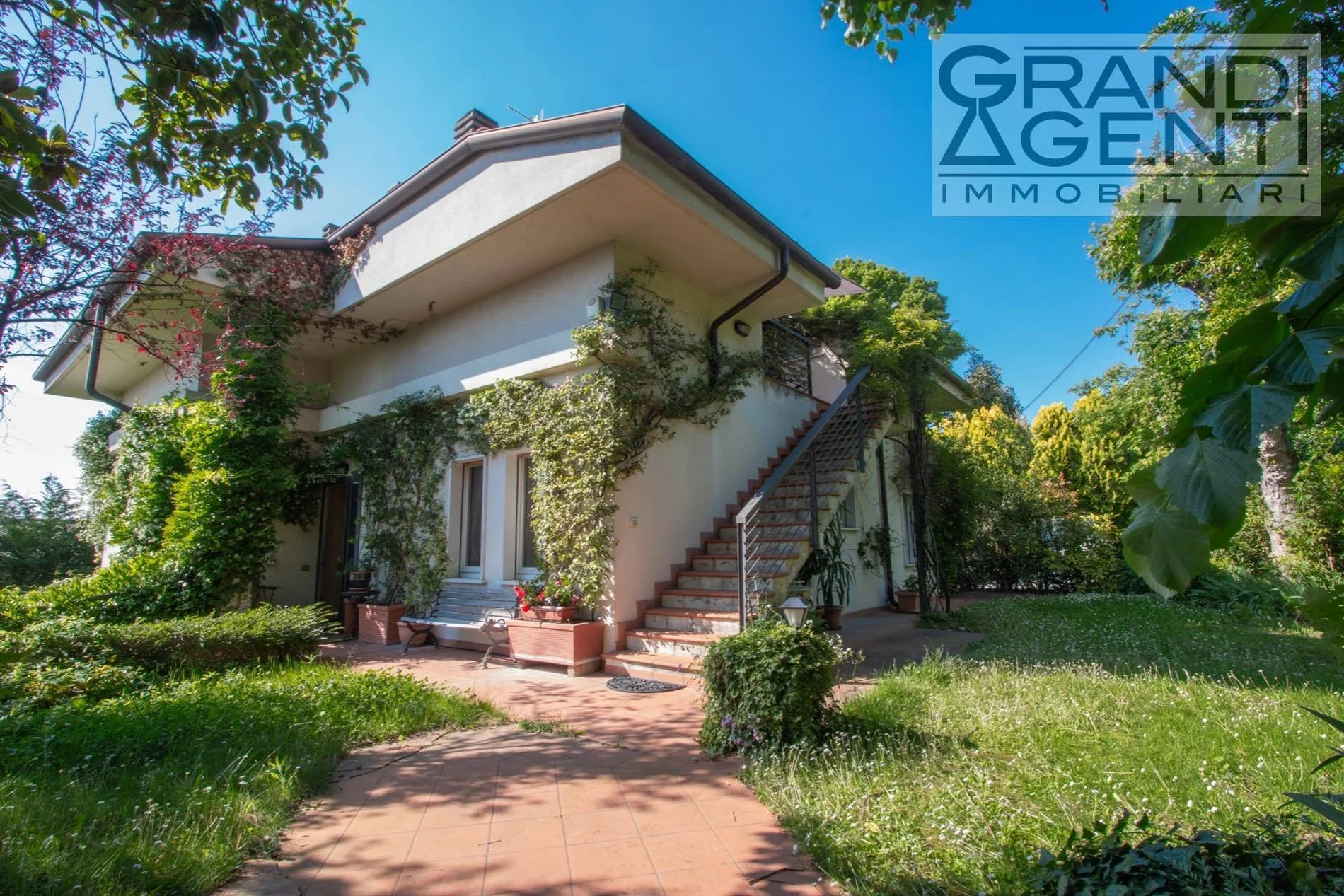 Exterior photo 6