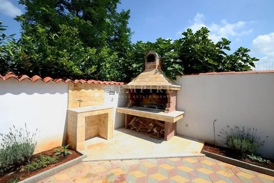 Exterior photo 2