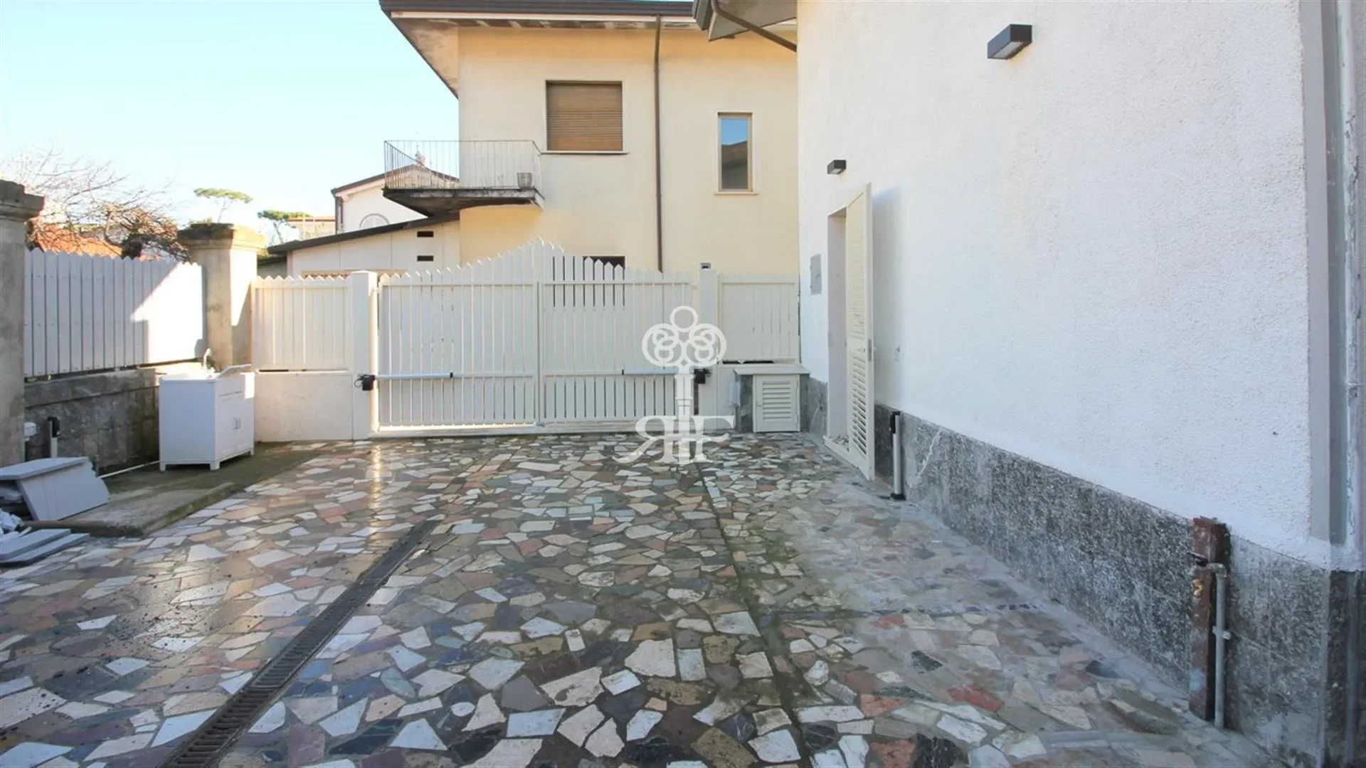 Exterior photo 1