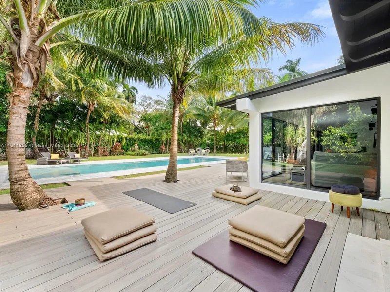 Single Family Residence in El Portal