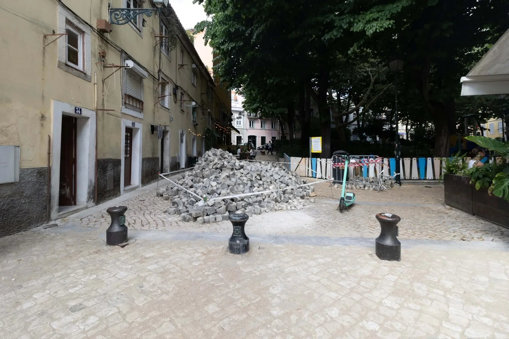 Praça das Flores (Mercês), Lisboa, Misericordia, Lisbon, Portugal. - Photo 9