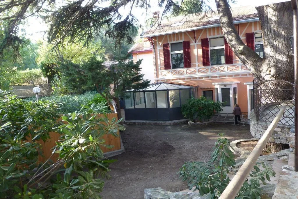 Exterior photo 4