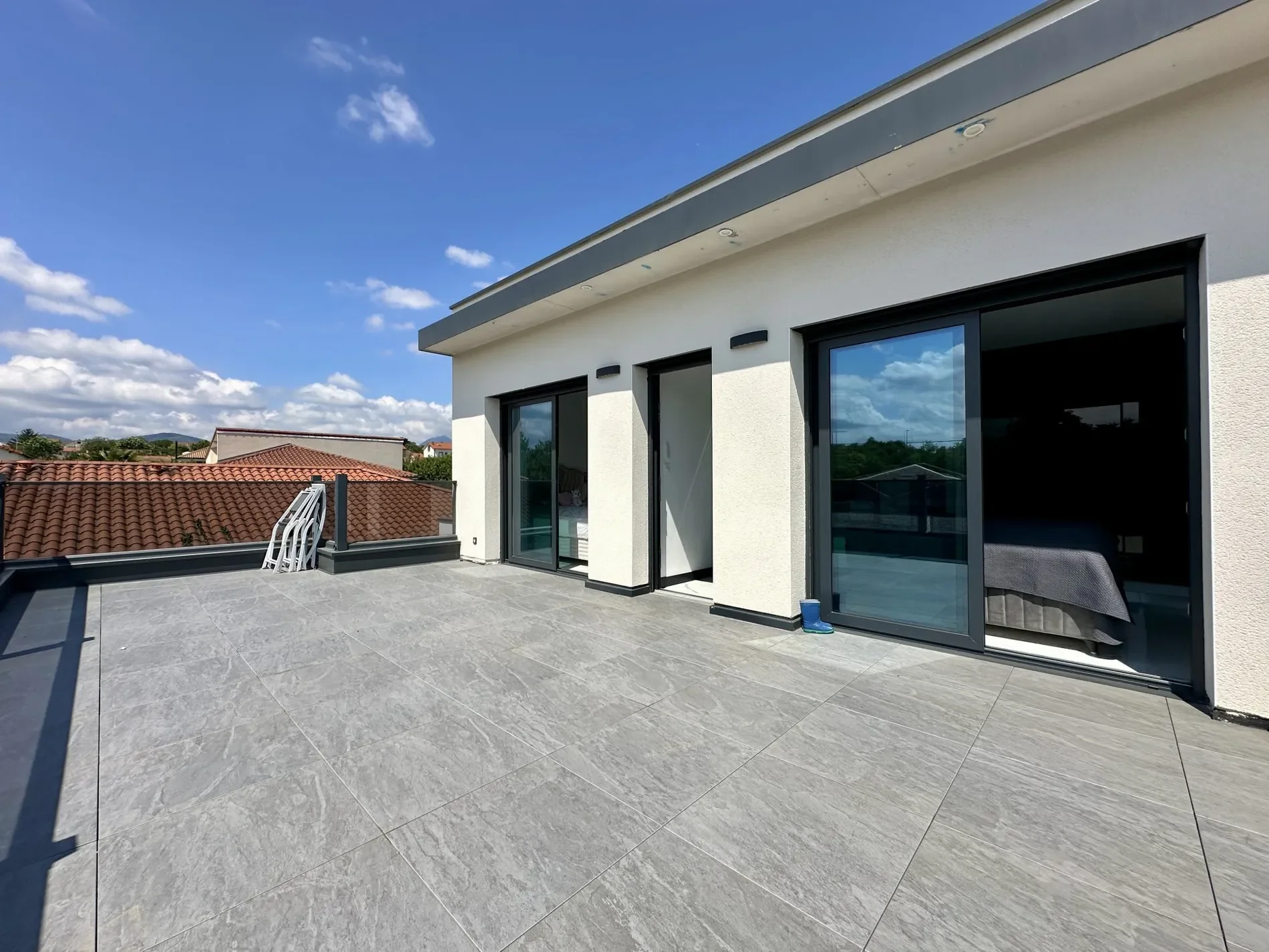 Exterior photo 5