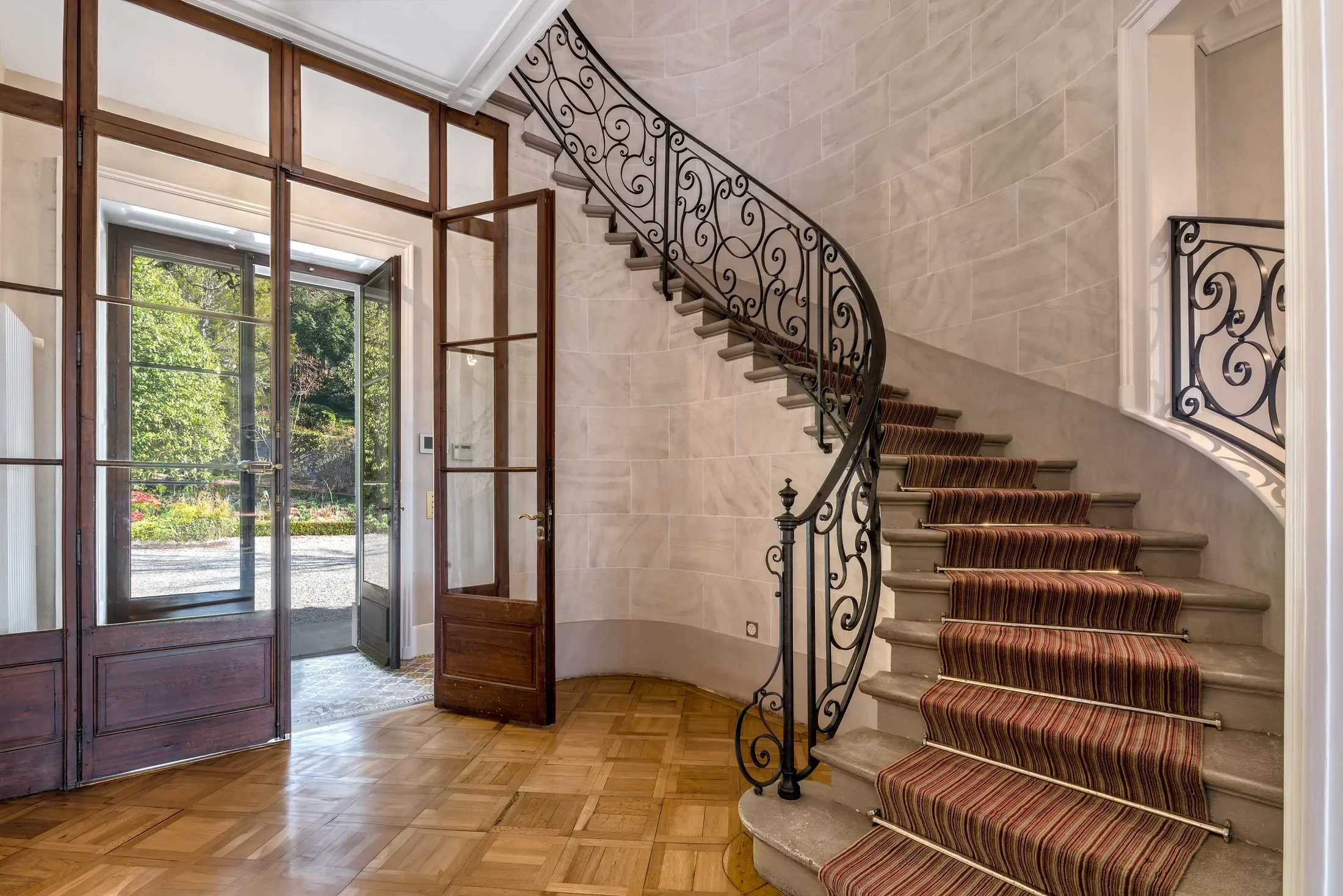 Exceptional Manor House Near The Lake.
