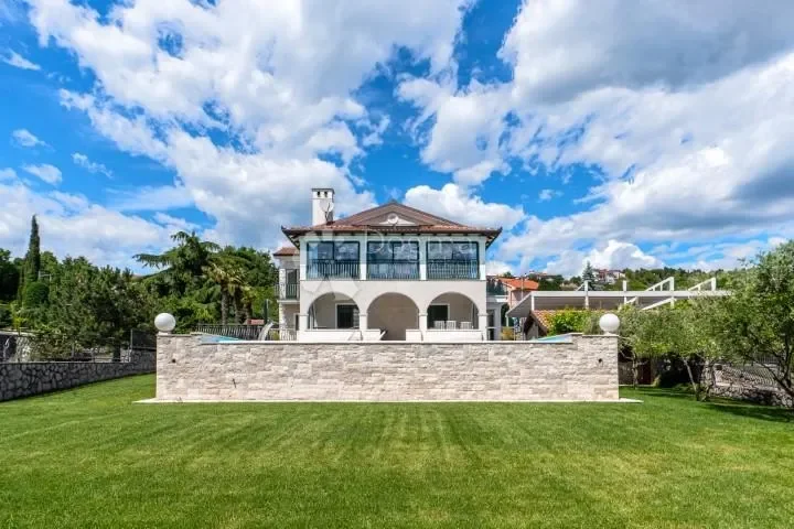 Exterior photo 8