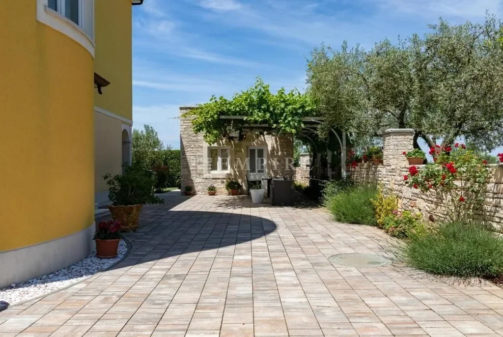 Exterior photo 3