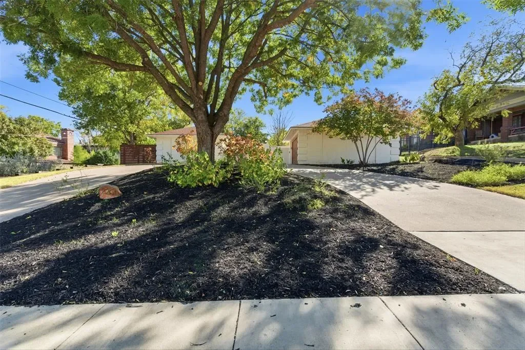2201 Mistletoe Boulevard, Fort Worth, Texas, United States. - Hero Image