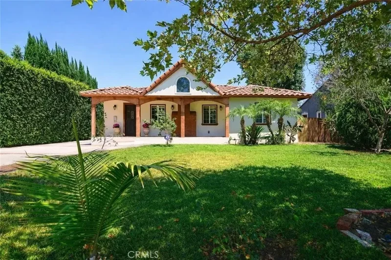Single Family Residence in Van Nuys