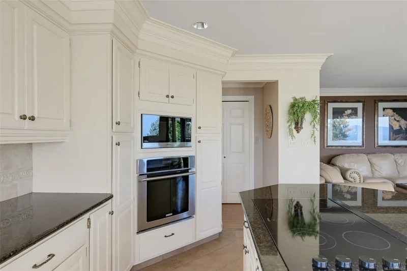 2807 Arbutus Rd, Saanich, British Columbia, Canada. - Photo 37