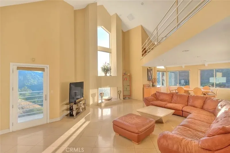 2579 Leicester Drive, Los Angeles, California, United States. - Photo 3