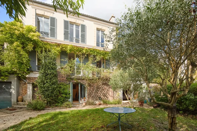 A lovely family house with a garden near the Saint-Cloud park