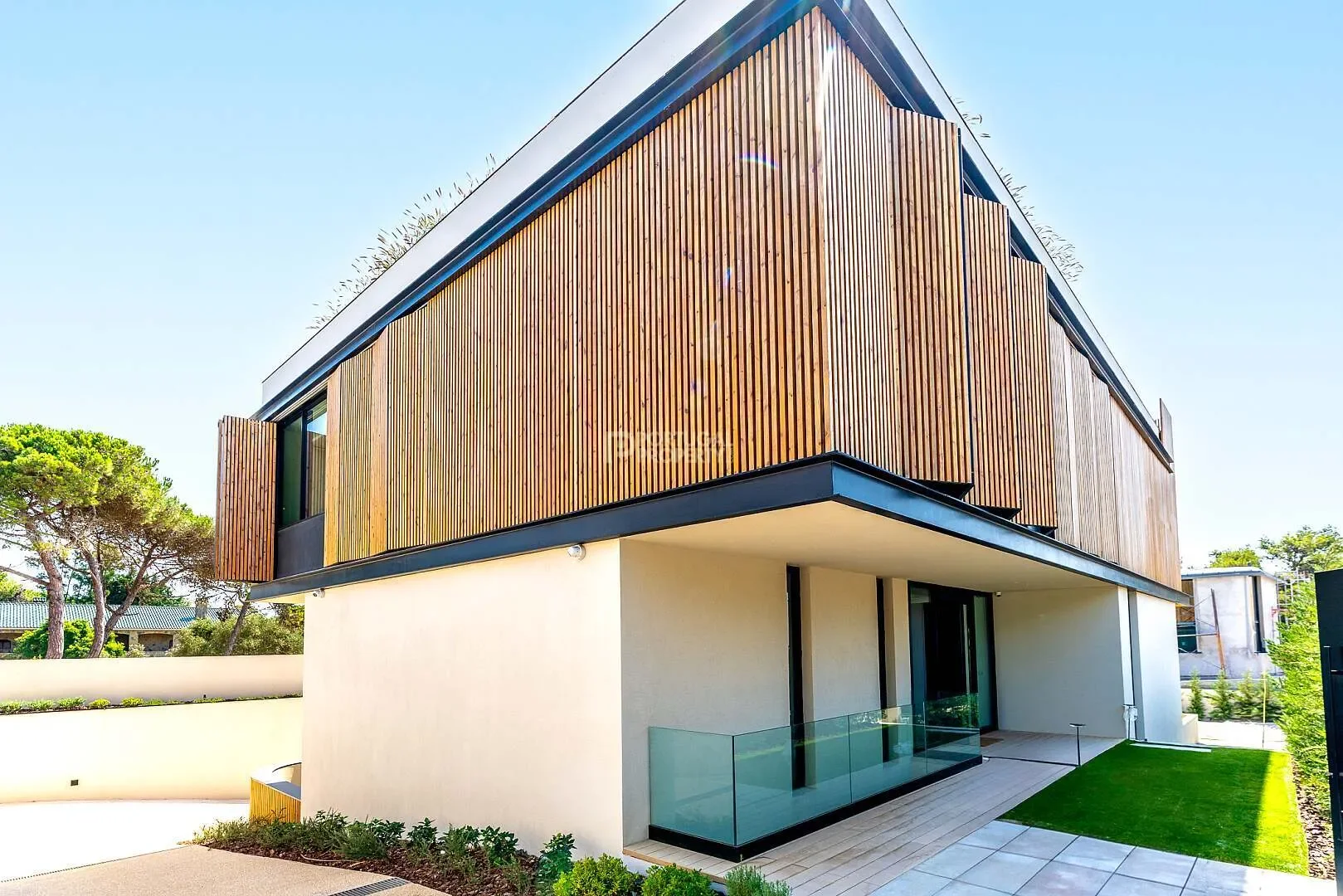 Exterior photo 2