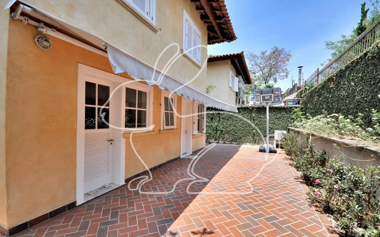Exterior photo 6