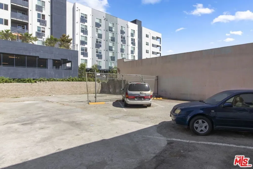 225 W Adams Boulevard, Los Angeles, California, United States. - Photo 25