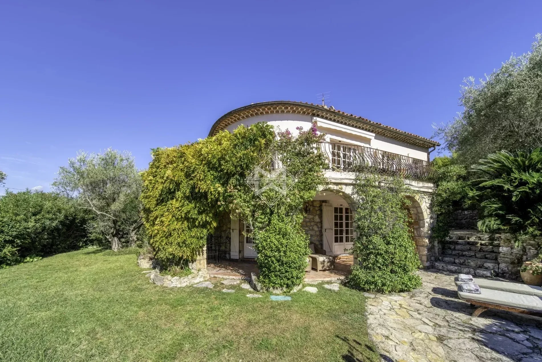 Exterior photo 4