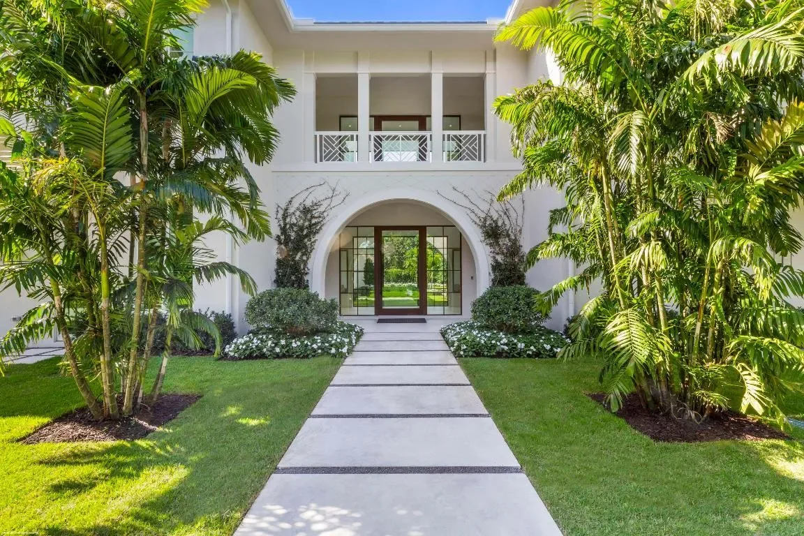 Exterior photo 9