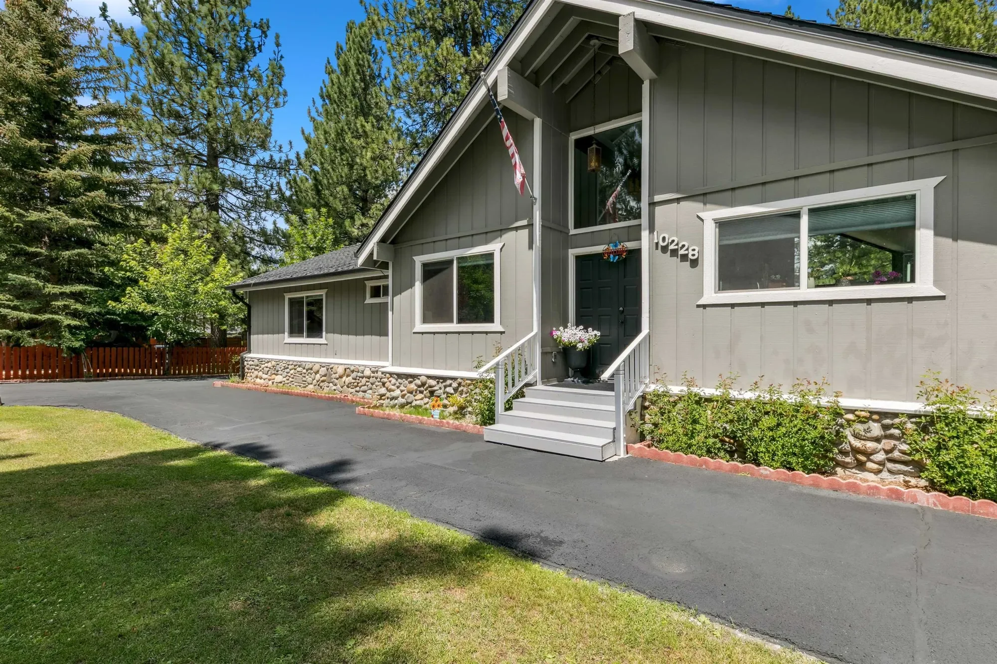 10228 Jeffery Pine Road, Truckee, California, United States. - Photo 2