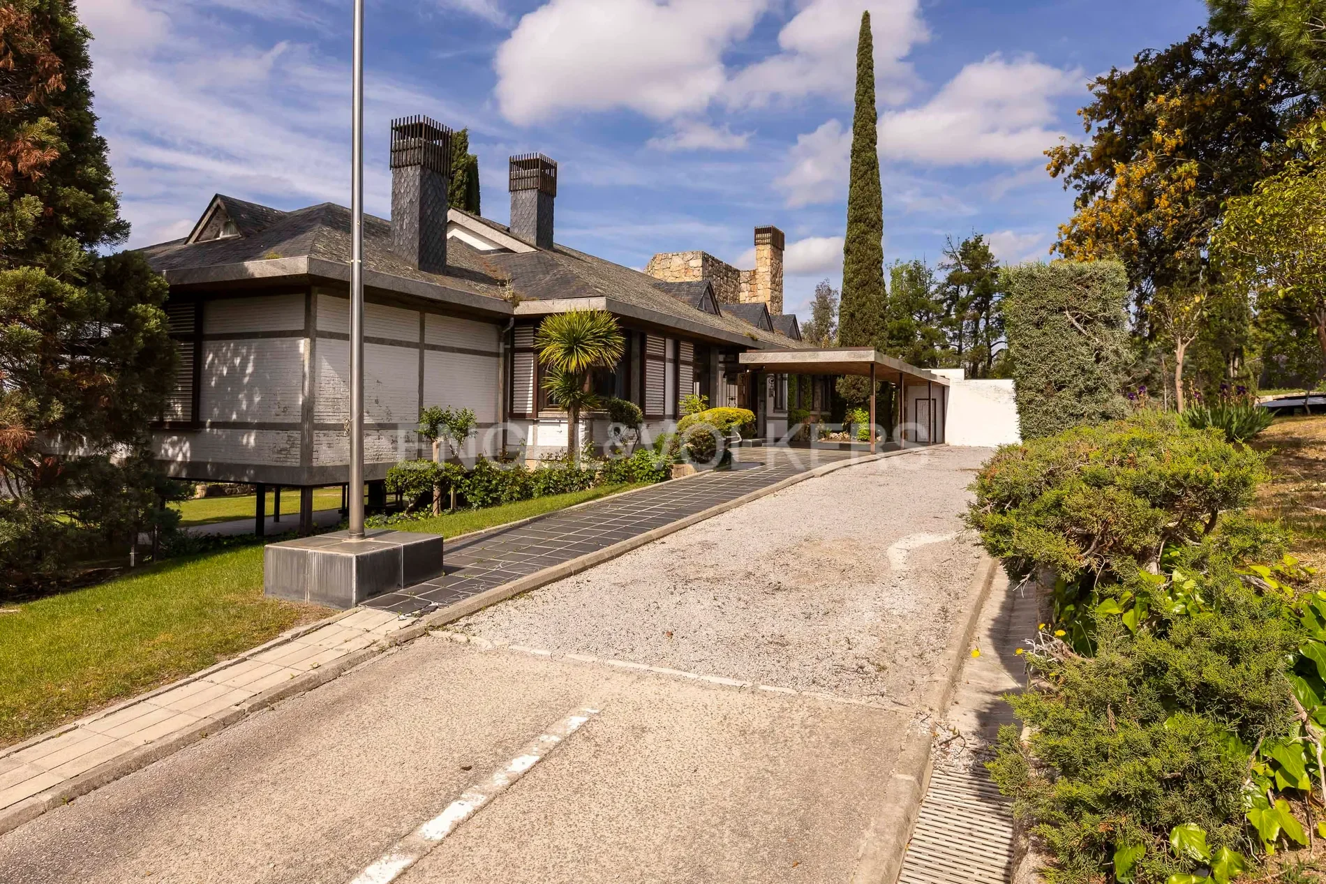 Exterior photo 8
