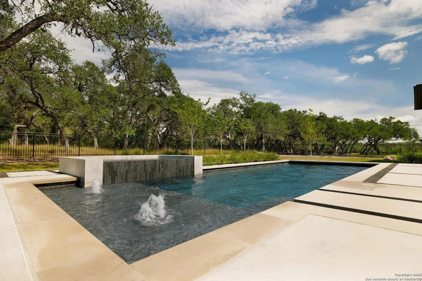 Exterior photo 6