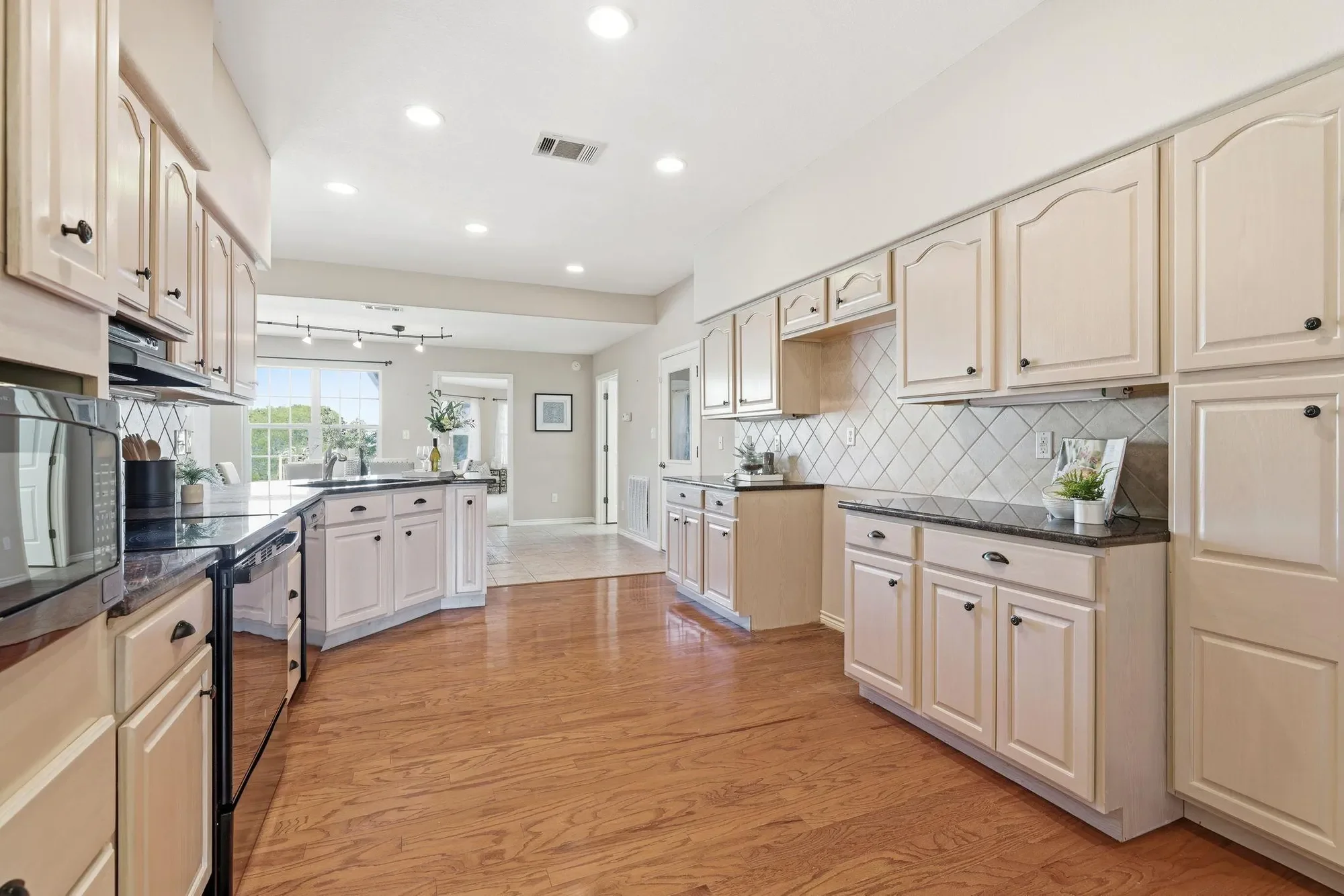 200 Apache Trail ST, Burnet, Texas, United States. - Photo 11
