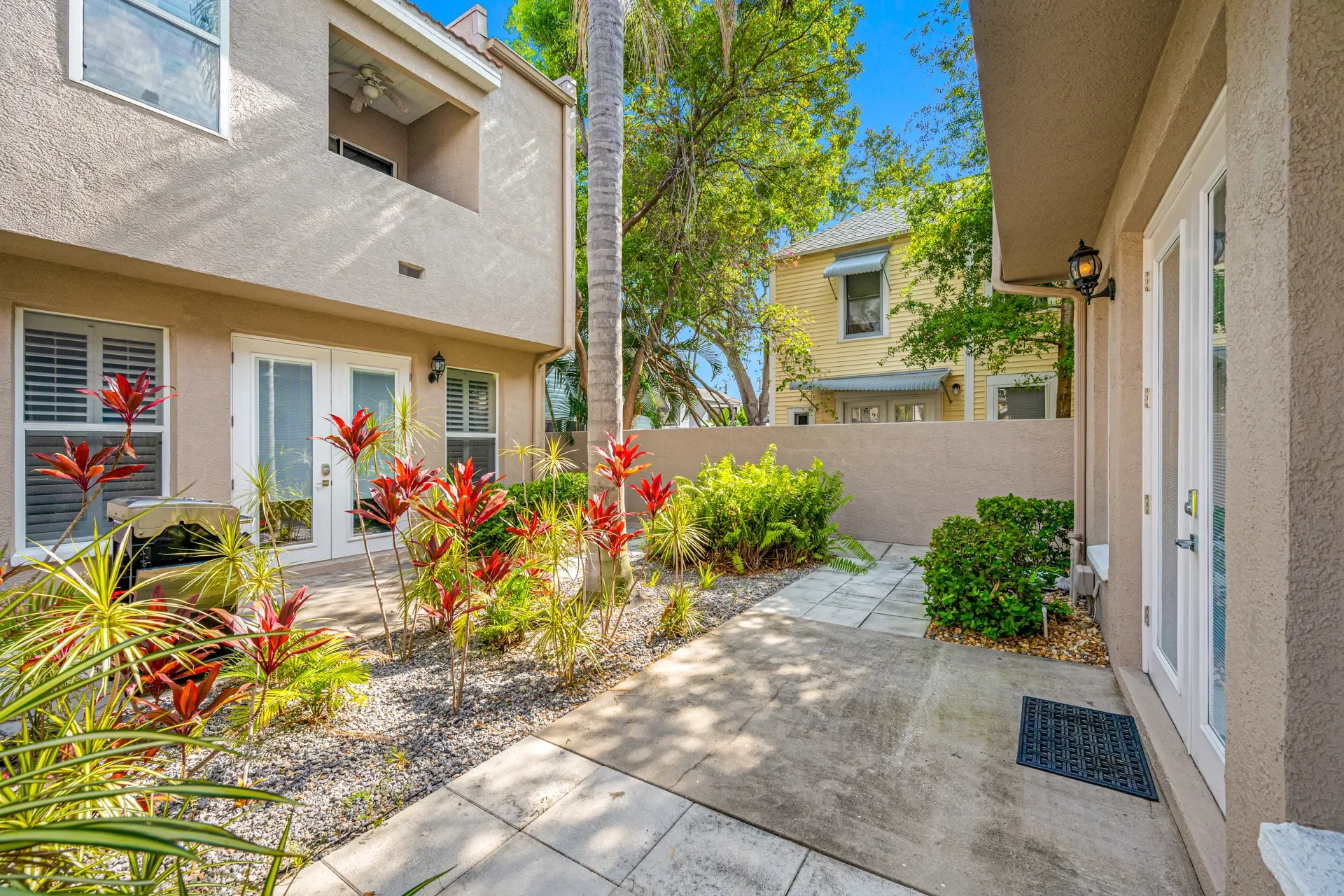Exterior photo 2