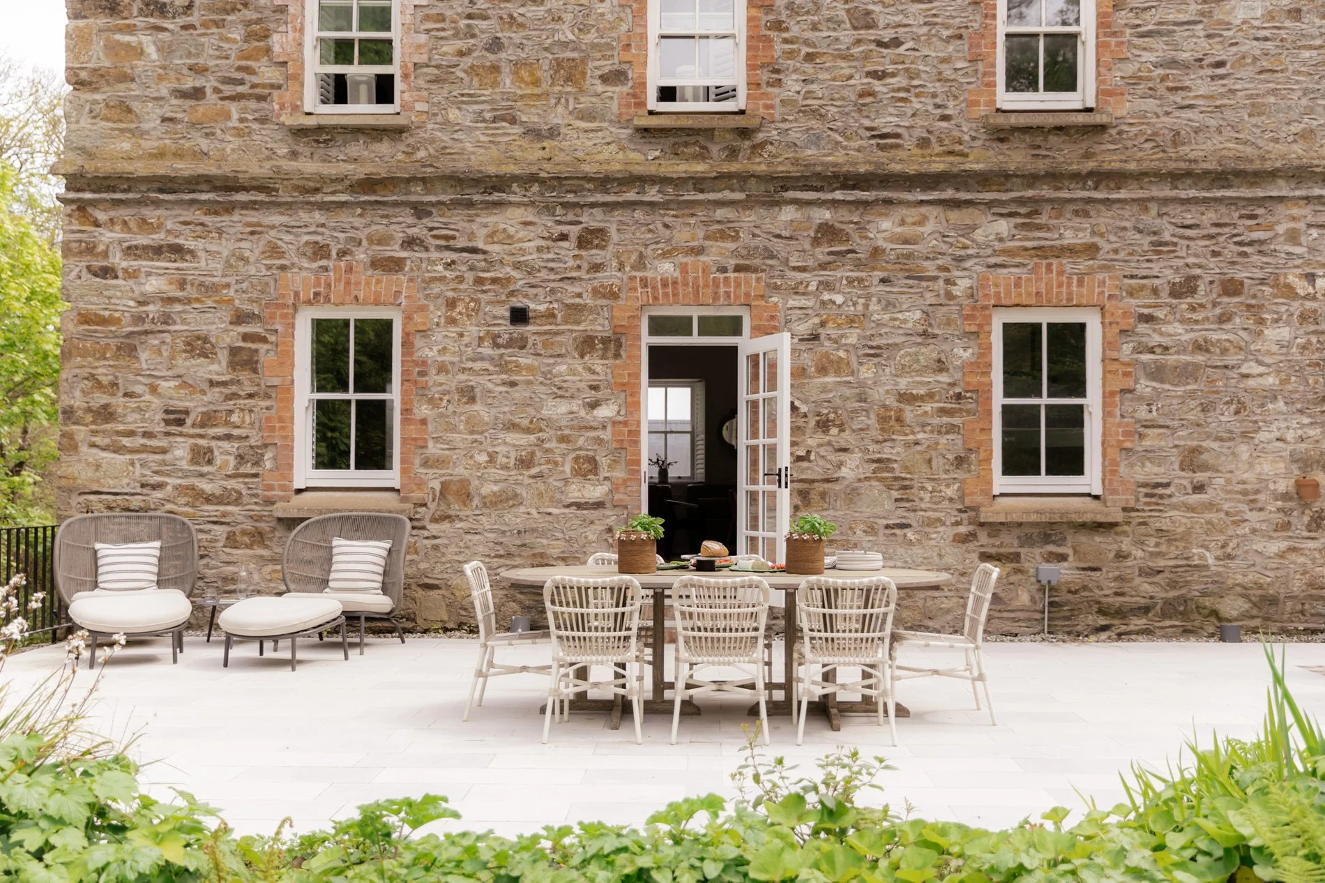 Exterior photo 6