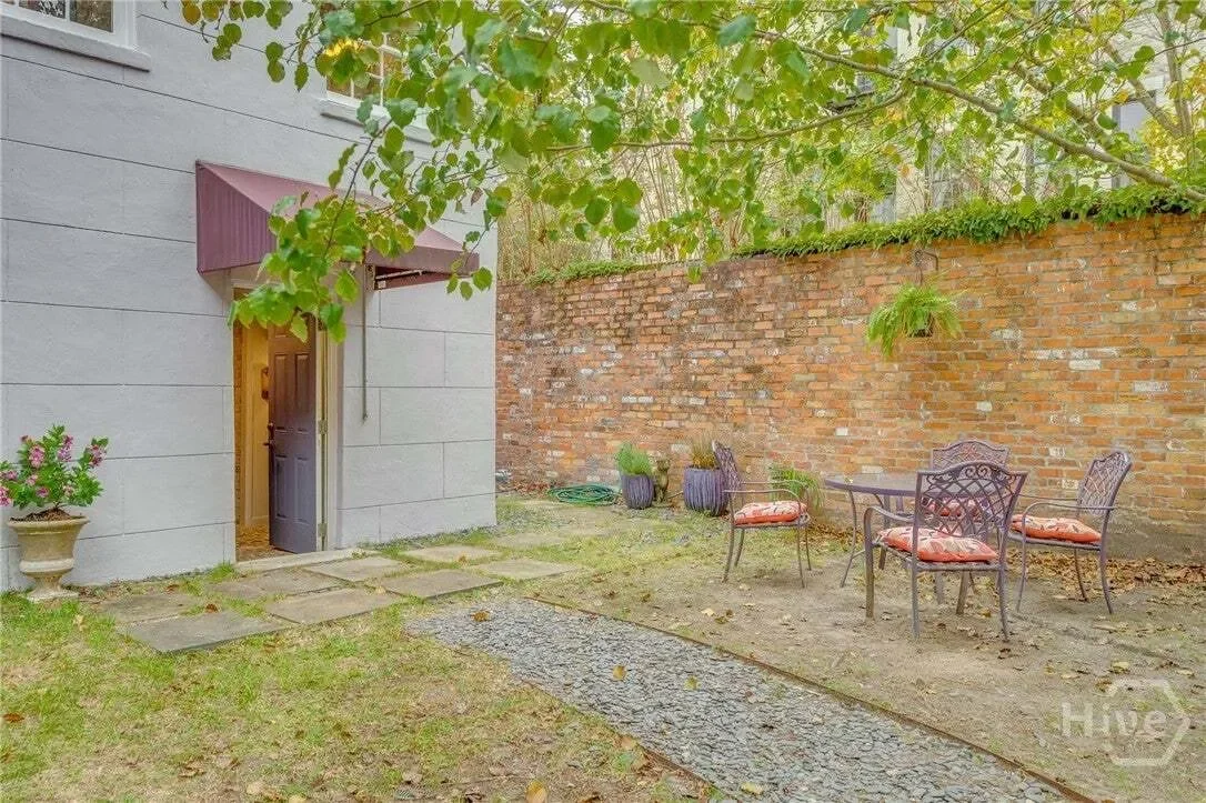 Exterior photo 4