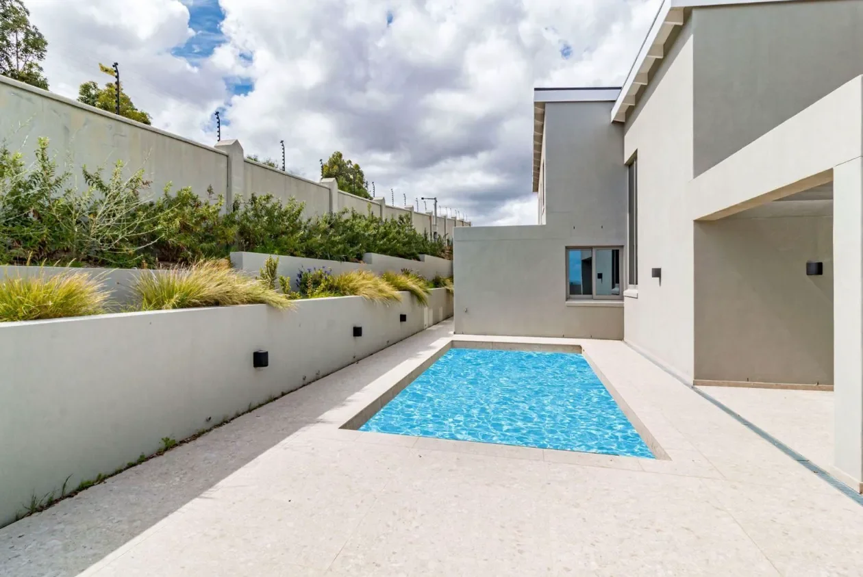Exterior photo 8