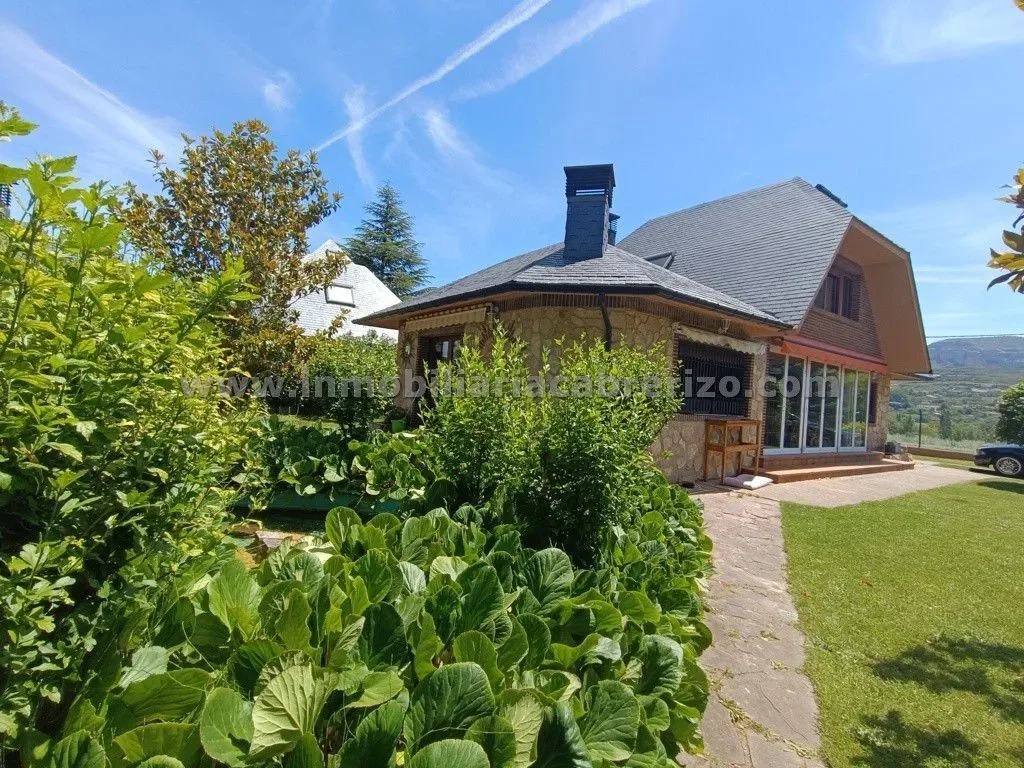 Exterior photo 5
