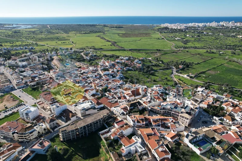 House in the Center of The Village of Pêra composed of three floors, garage, warehouse and backyard.