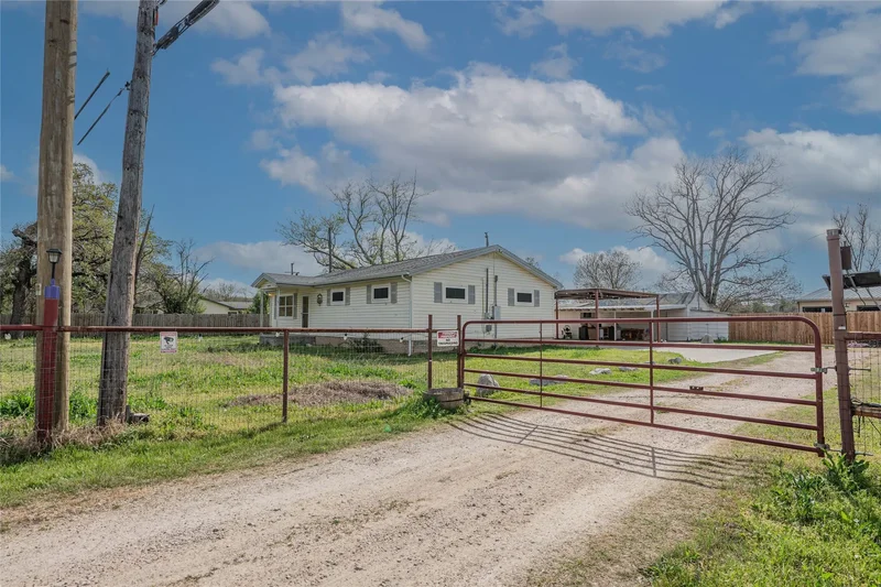 924 Fox Lane Road, Azle, TX 76020, Azle, Texas, United States. - Photo 27