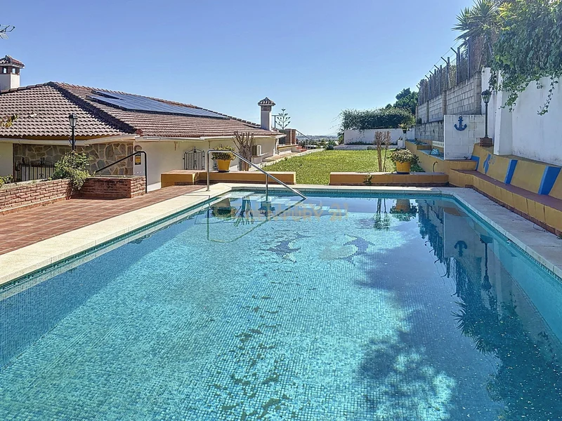 Natural Charm and Modern Comfort in Alhaurín de la Torre