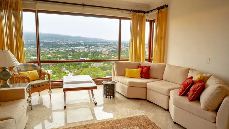 21230N - Spacious apartment for sale with views and privacy in Escazú