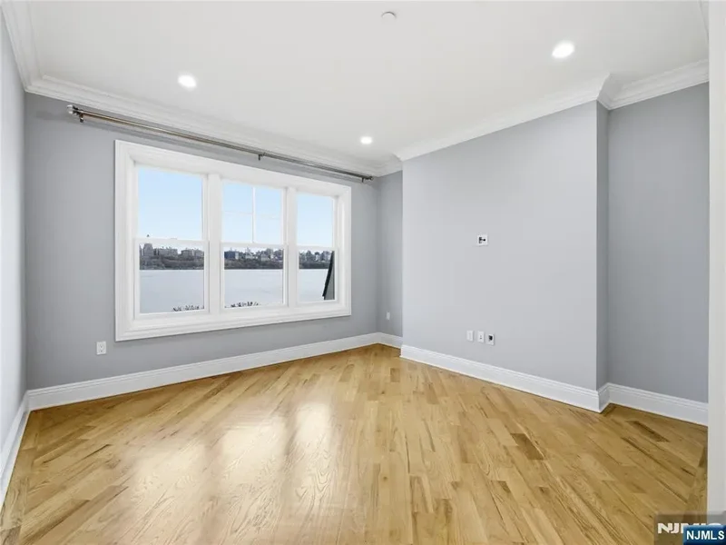 32 Marquis Court, Edgewater, NJ 07020, Edgewater, New Jersey, United States. - Photo 14