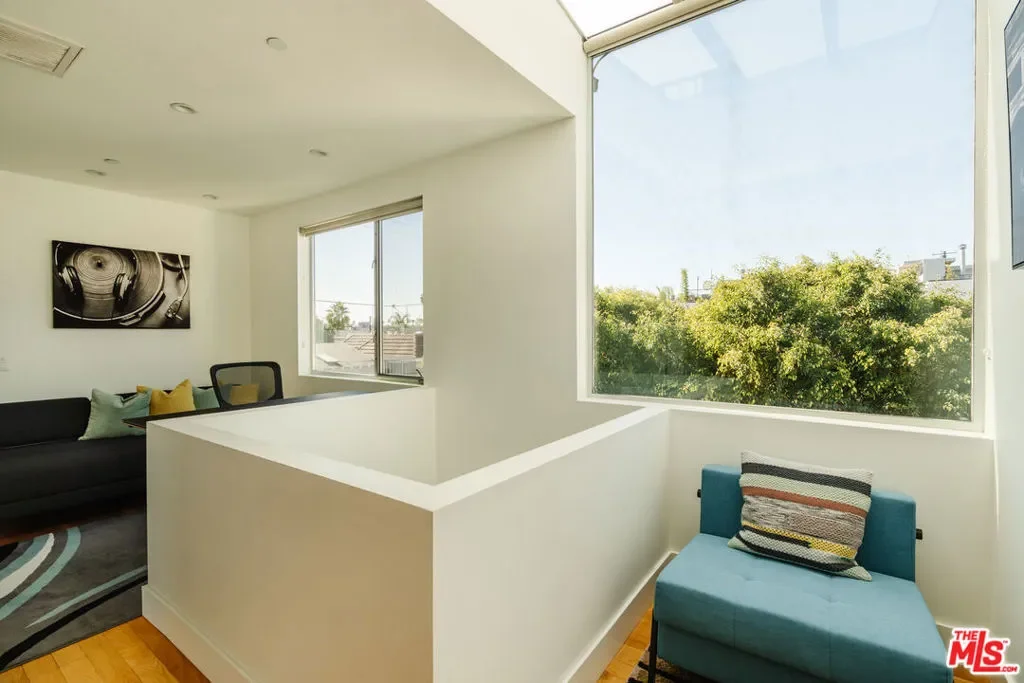 302 S Venice Boulevard, Los Angeles, California, United States. - Photo 17