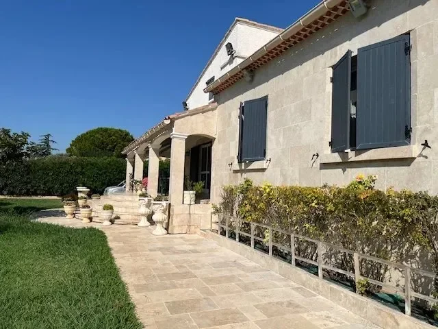 Exterior photo 3