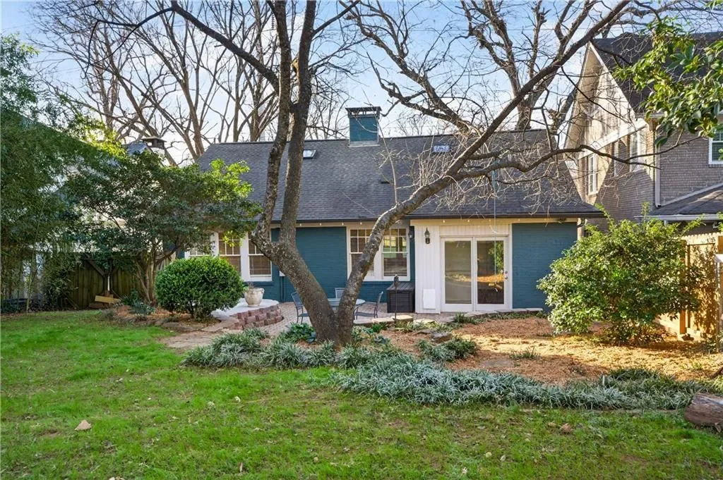 Exterior photo 5