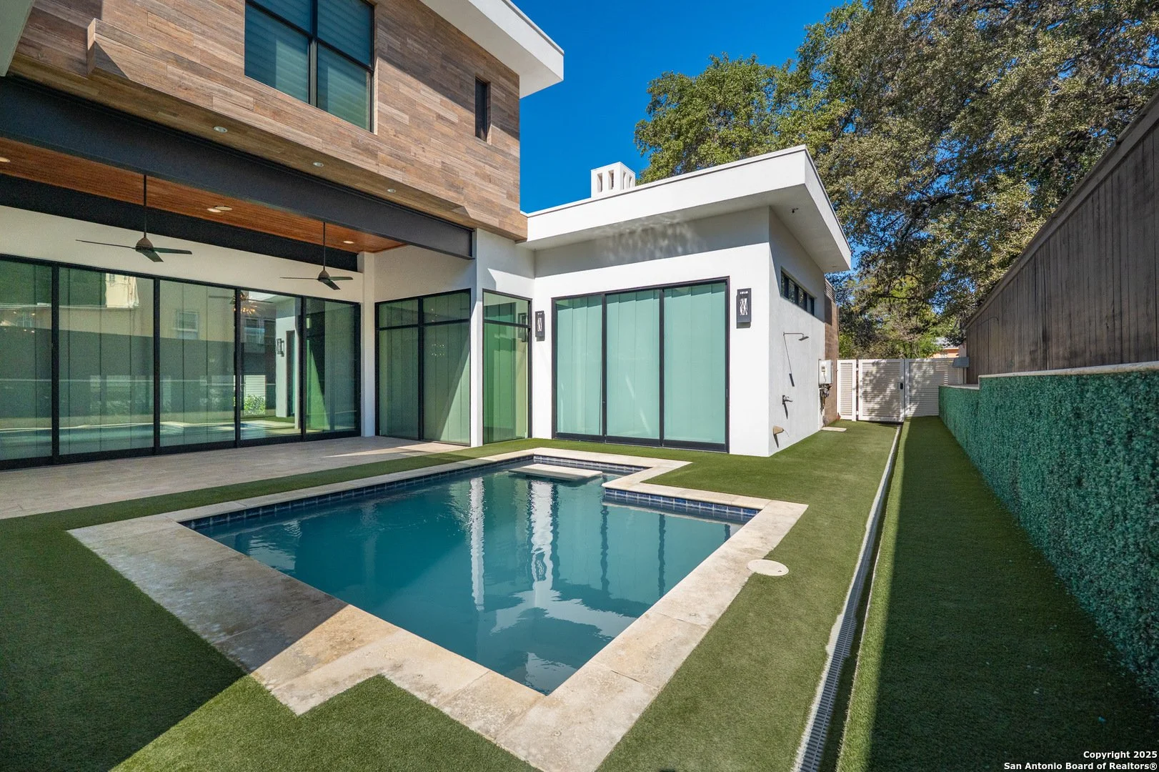 Exterior photo 3