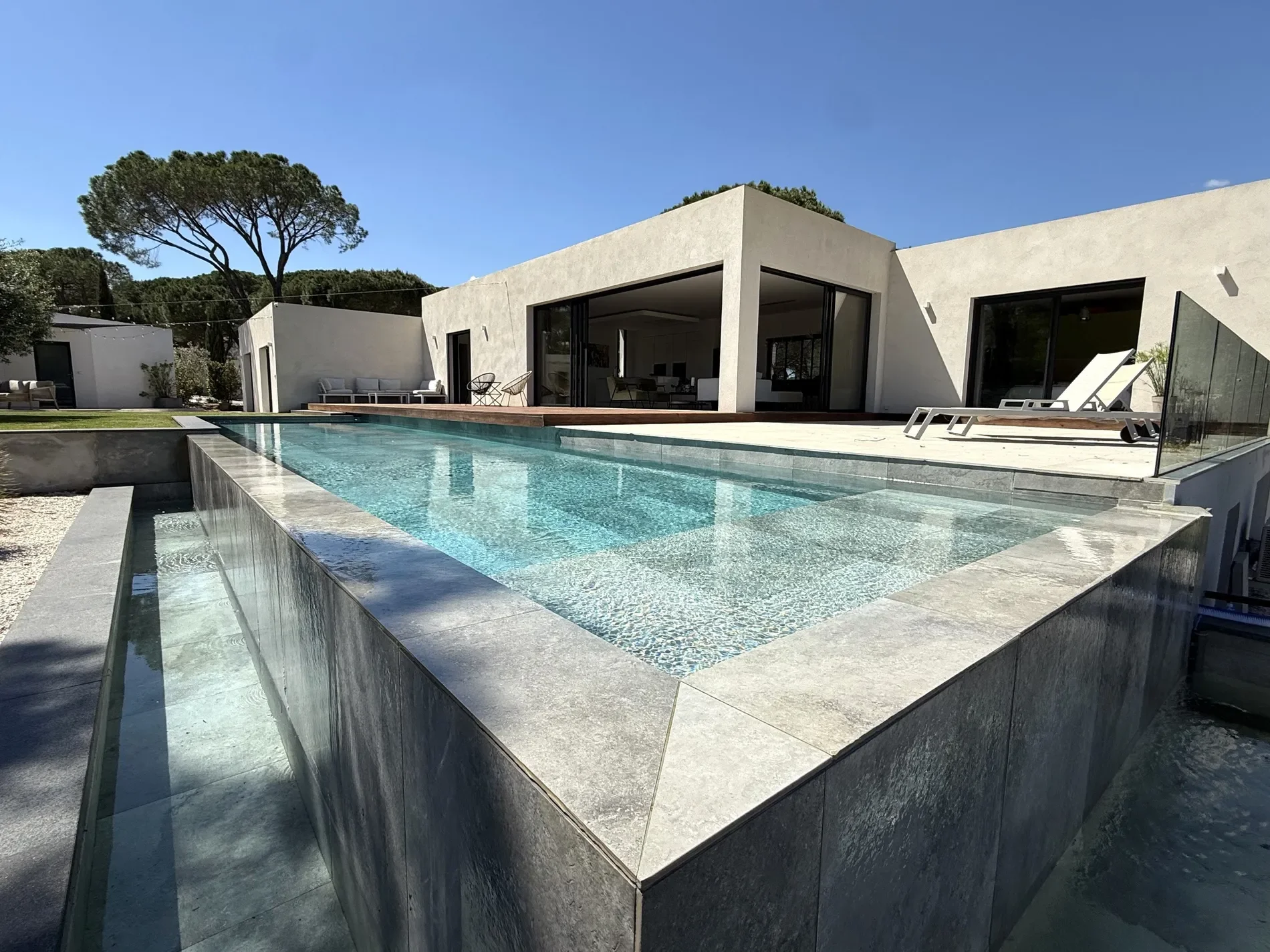 Exterior photo 6