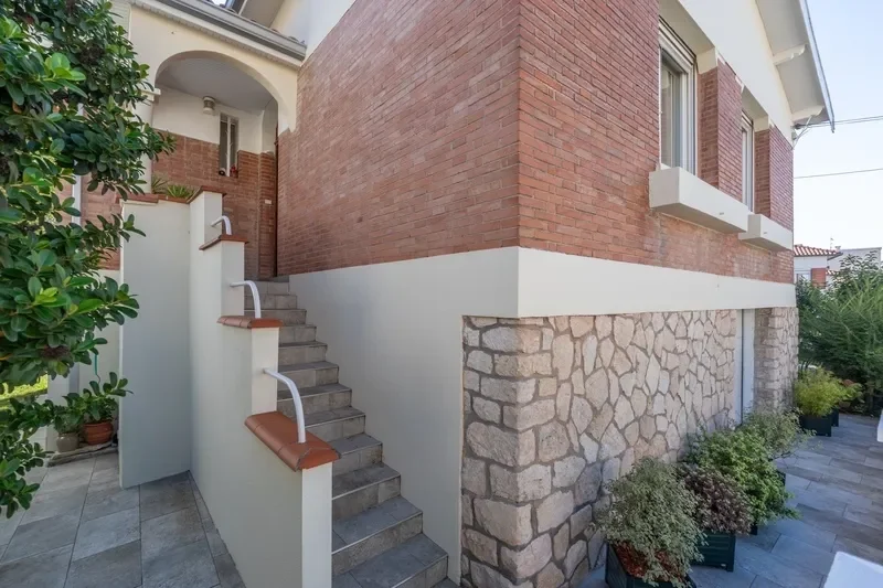 Exterior photo 5