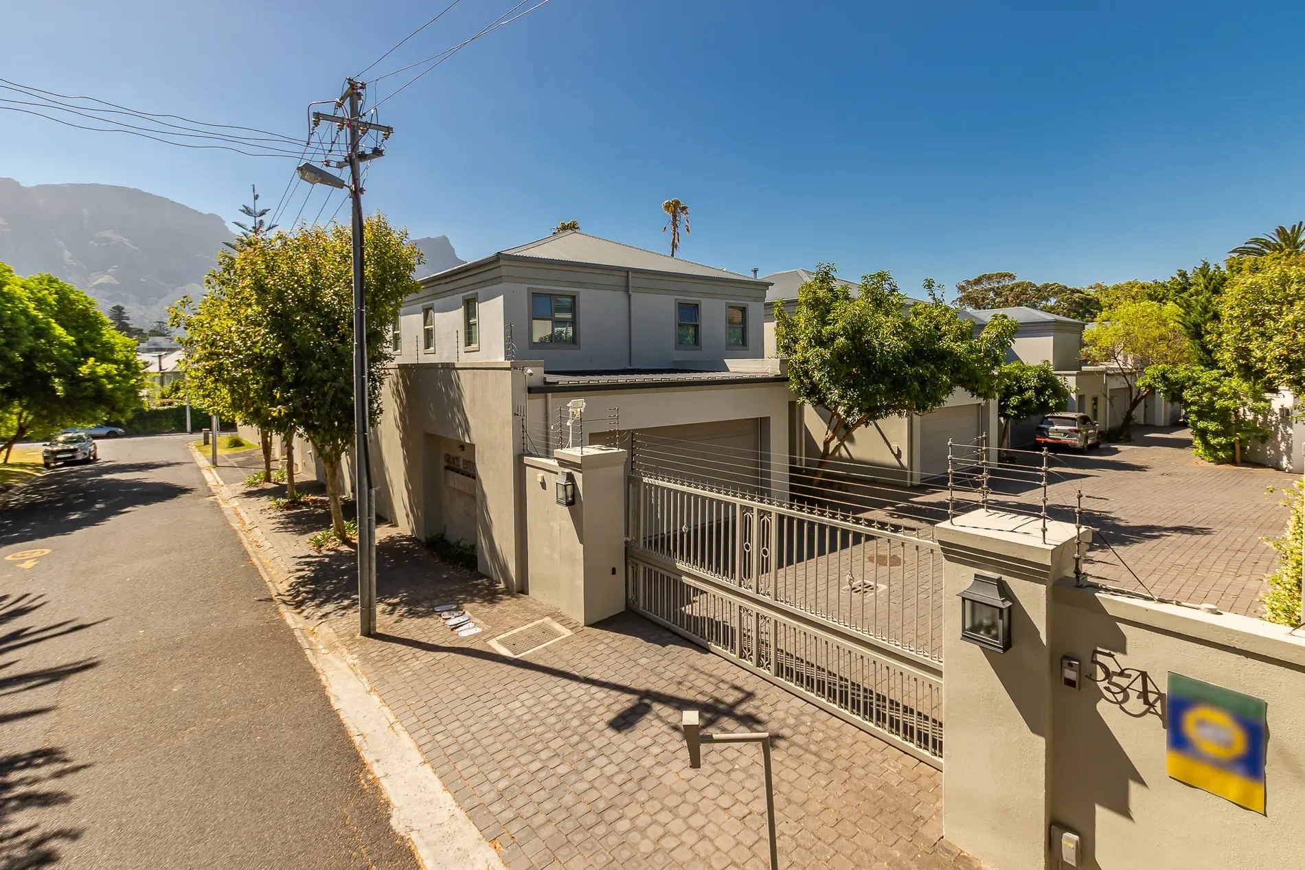 Exterior photo 5